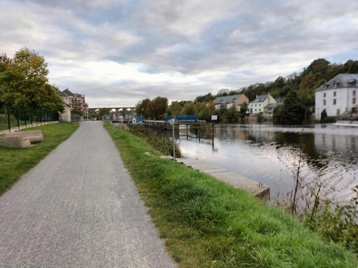 Treidelpfad der Mayenne nahe Laval mit Radweg und Fluss