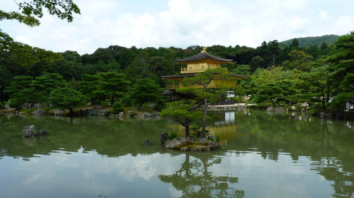 Der Goldene Pavillon (Kinkaku-ji) in Kyoto, der sich im Teich spiegelt