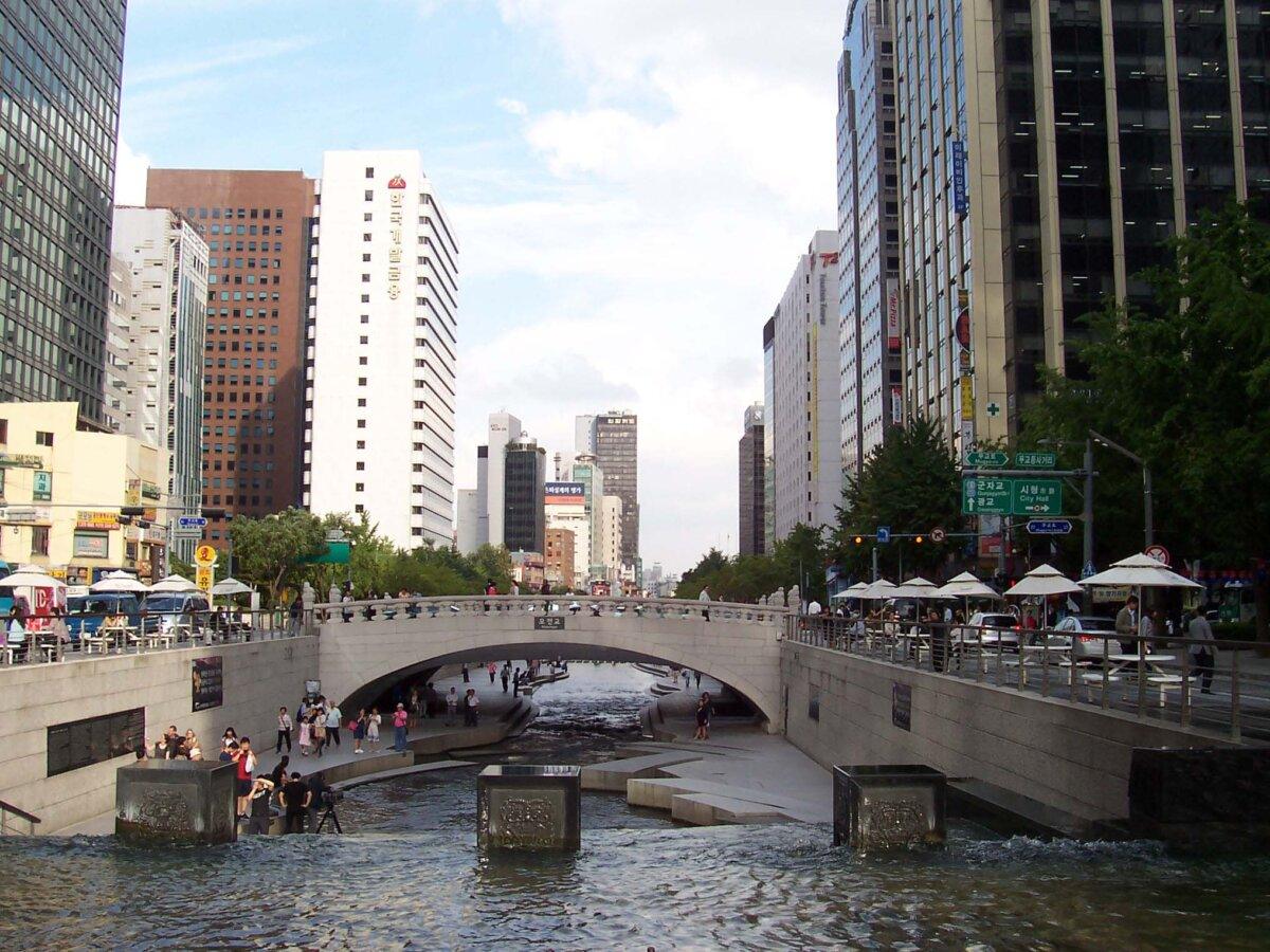 Der Cheonggyecheon-Bach in Seoul