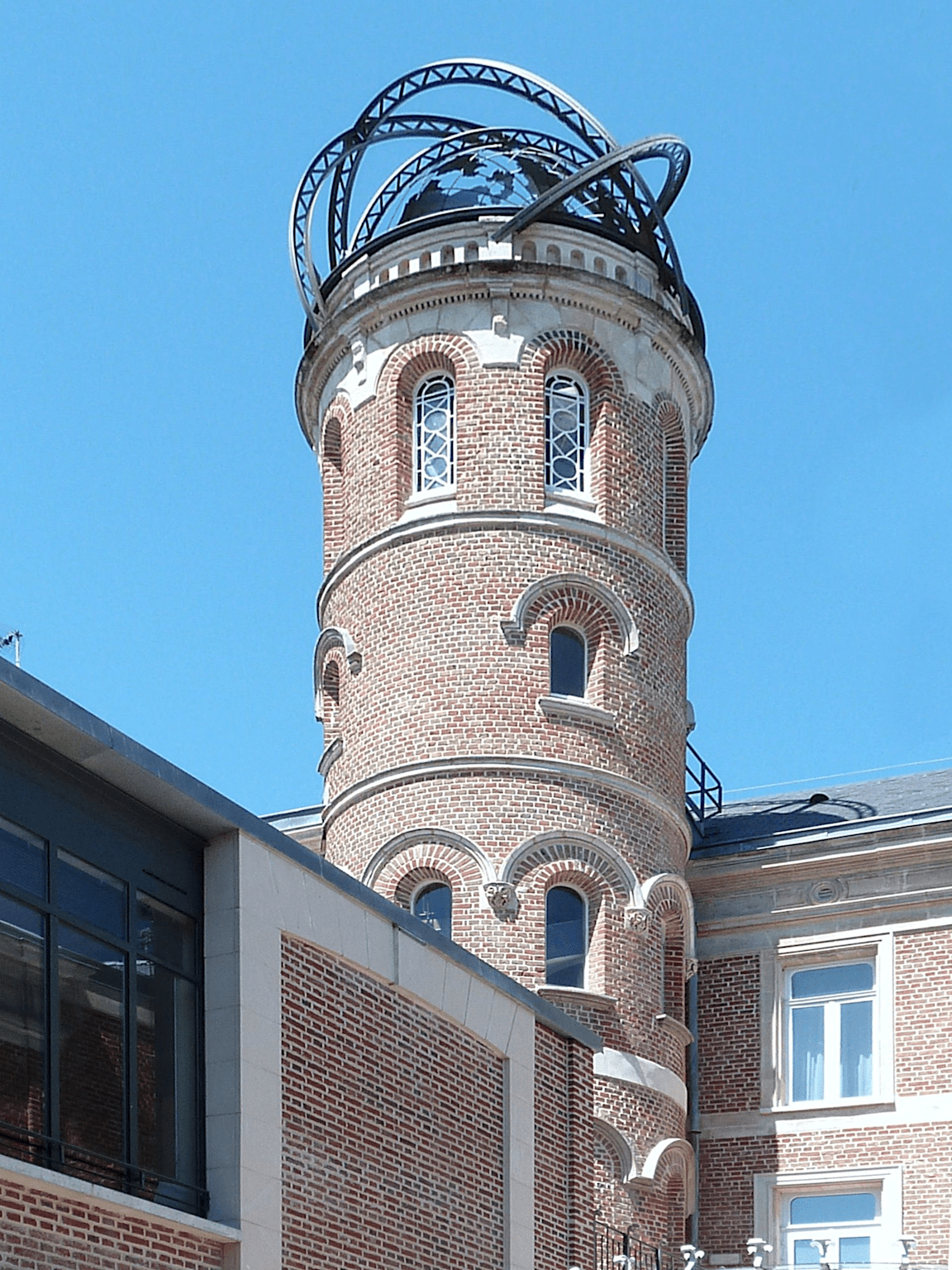 Haus von Jules Verne in Amiens mit seinem markanten Turm und Globus