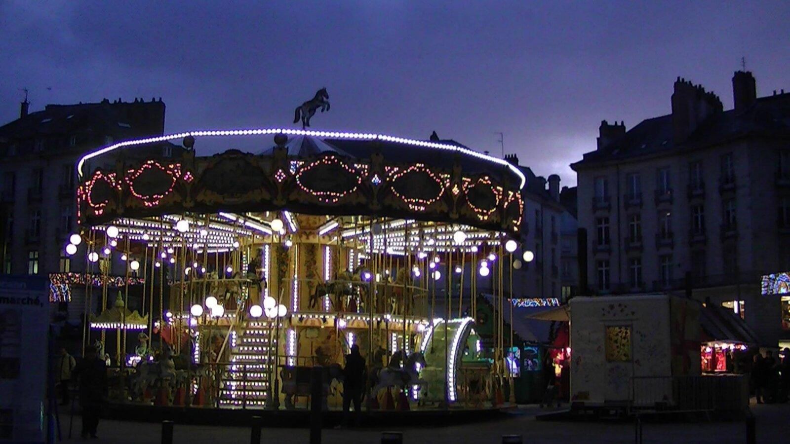 Marché de Noël Paris Tuileries manège grande roue chalets illuminés minuit