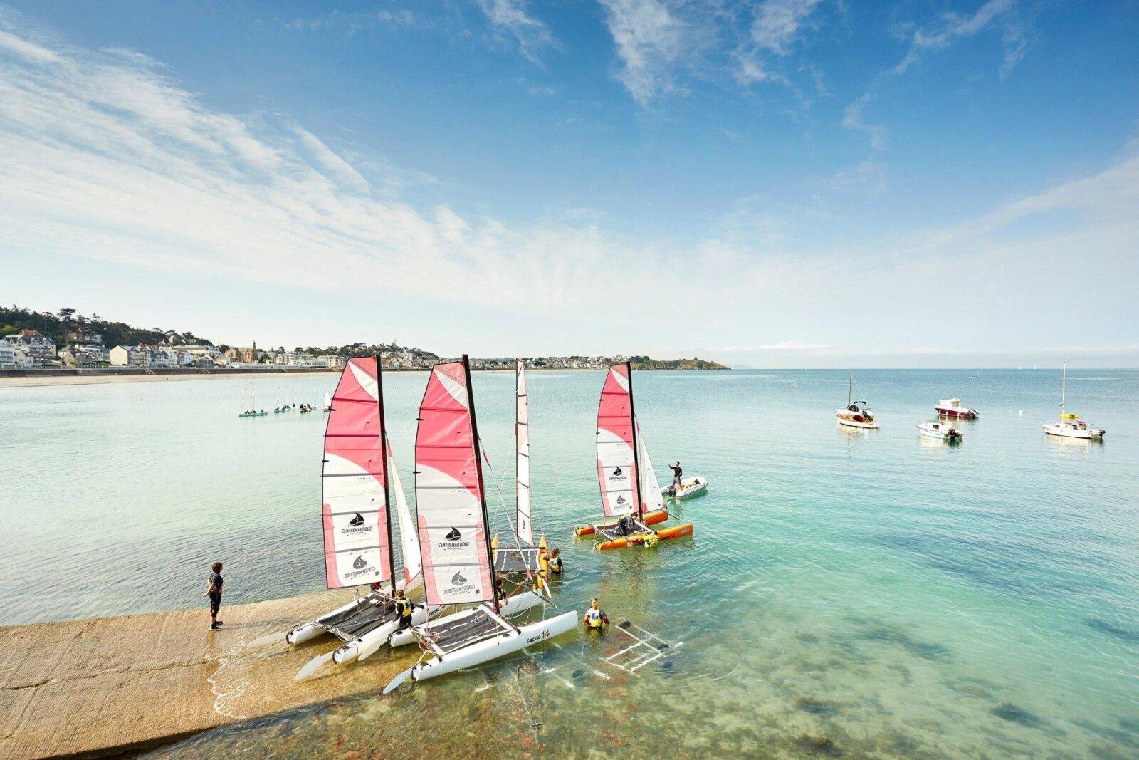 Voiliers et catamarans dans la baie face à Val André
