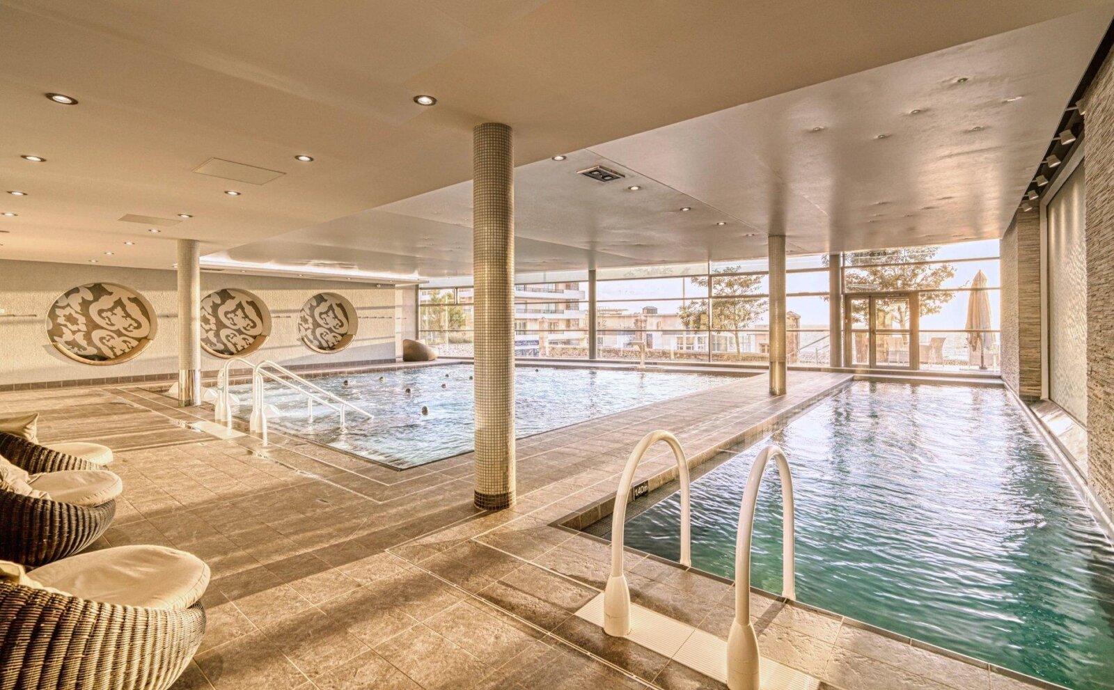 Vue globale du bassin marin intérieur au Spa Marin du Val André