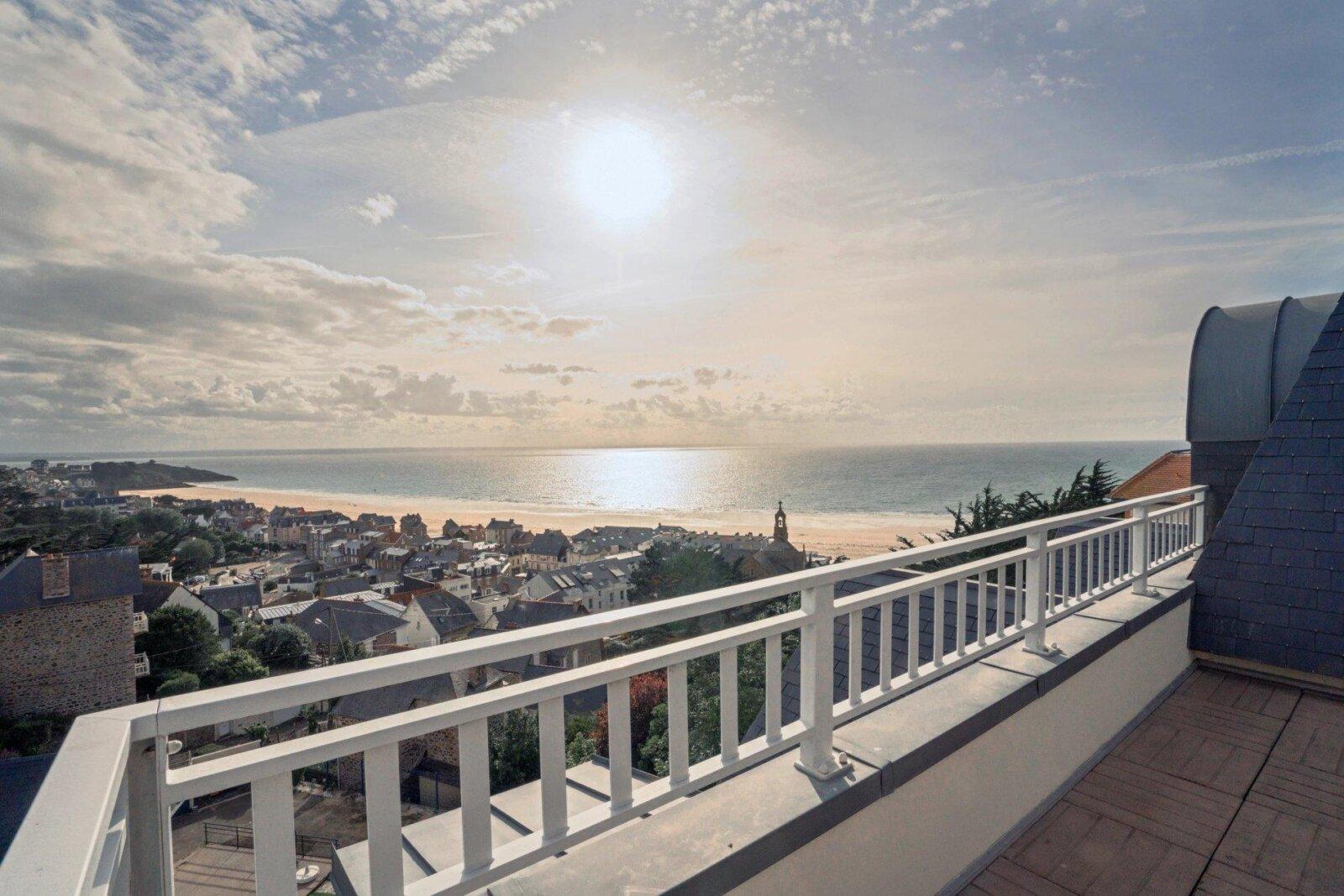 Vue panoramique sur la baie de Val André depuis une terrasse