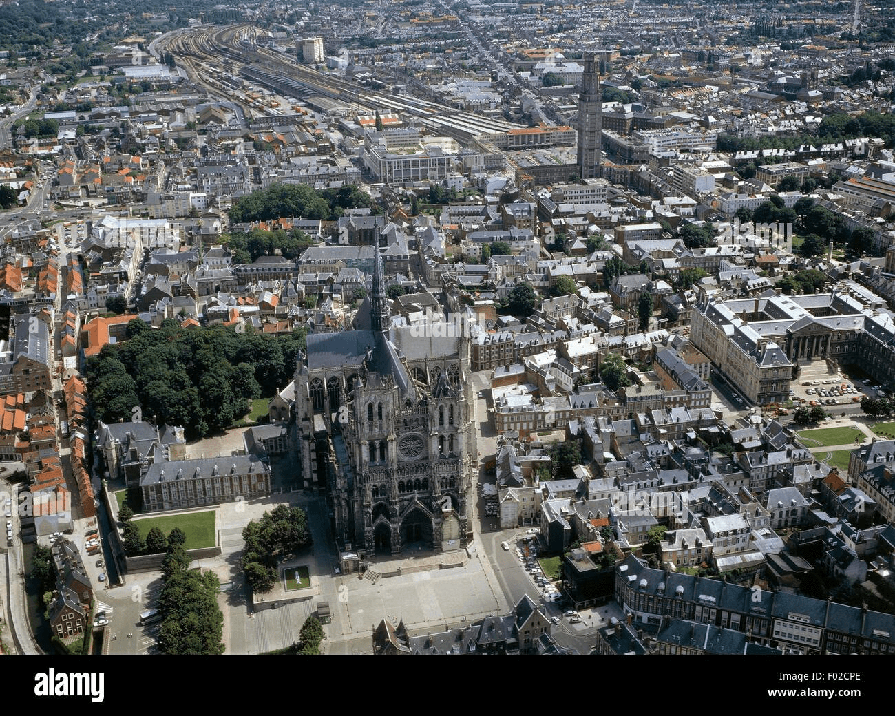 Panoramische Luftaufnahme von Amiens mit der Kathedrale Notre-Dame im Zentrum