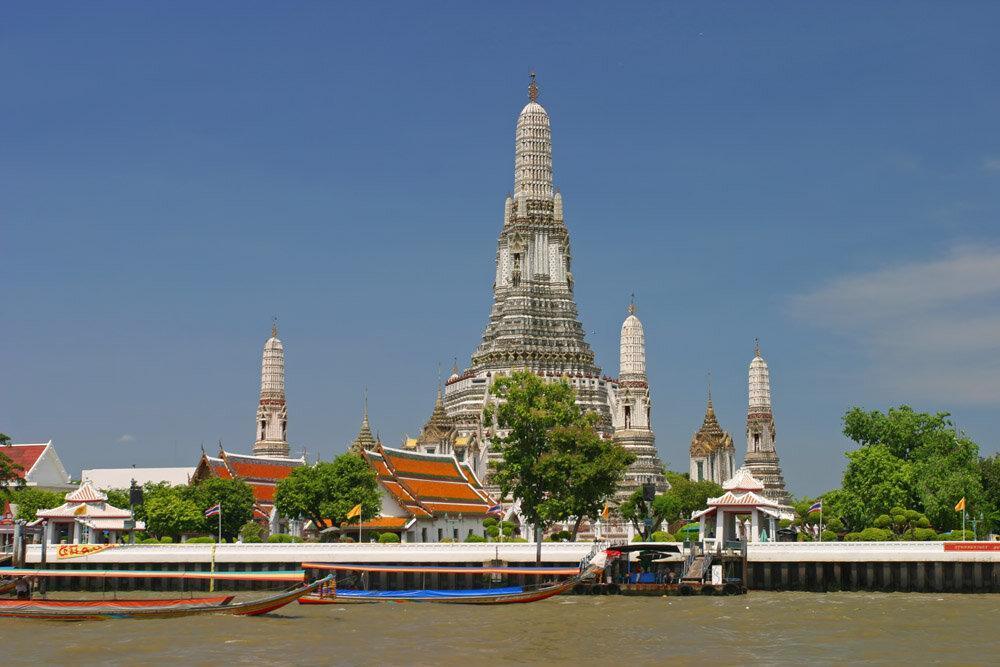 Nachtansicht des Flusses Chao Phraya in Bangkok