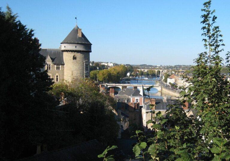 Vue sur la tour du château de Laval et la Mayenne depuis le jardin de la Perrine