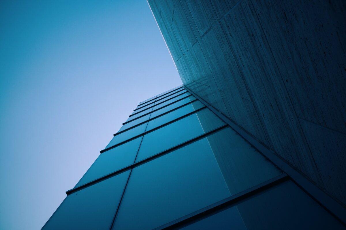 Angle d’un immeuble de bureaux en verre