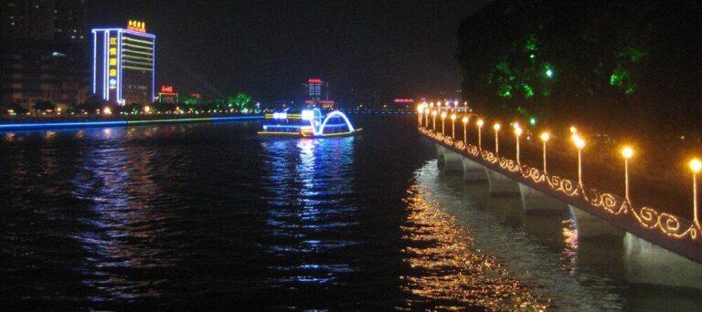 Bateau de croisière de nuit sur la rivière des Perles à Canton