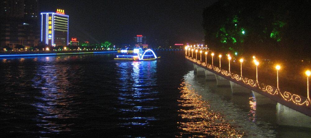 Bateau de croisière de nuit sur la rivière des Perles à Canton