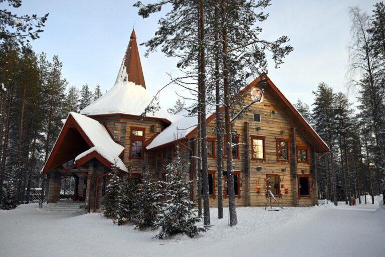 Chalet en bois enneigé au Santa Claus Village près de Rovaniemi en Laponie finlandaise