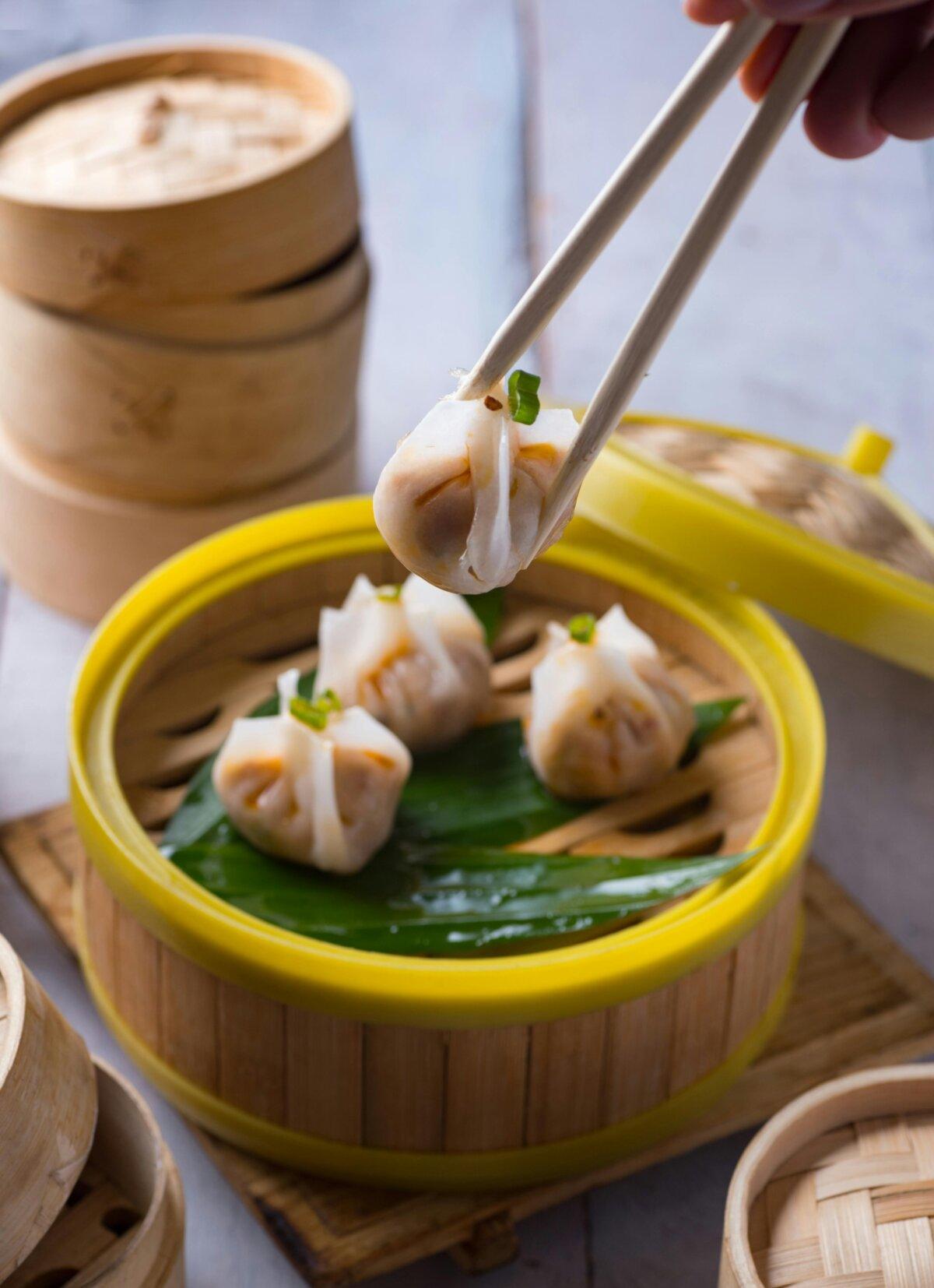 Dim sum cantonés servidos en cestas de vapor de bambú