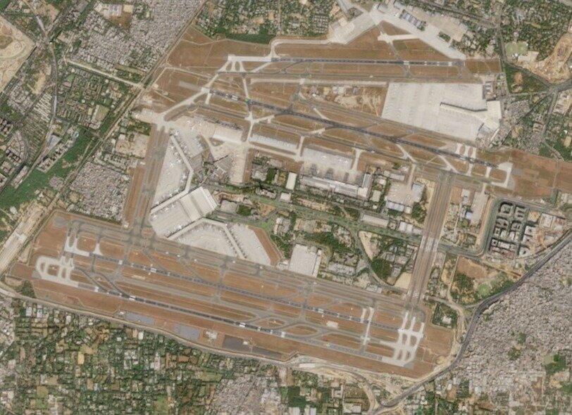 Image satellite de l'aéroport international Indira Gandhi de Delhi avec ses pistes et terminaux