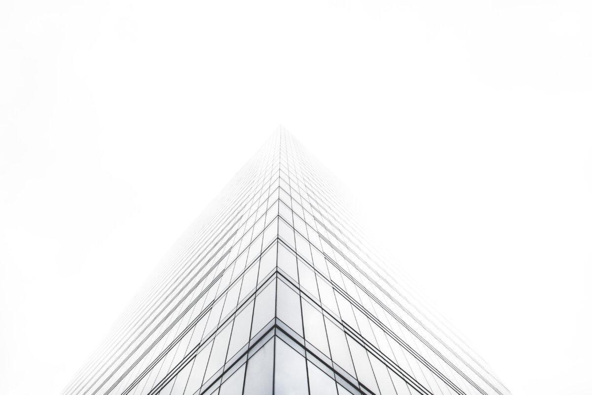 Bürogebäude im Nebel
