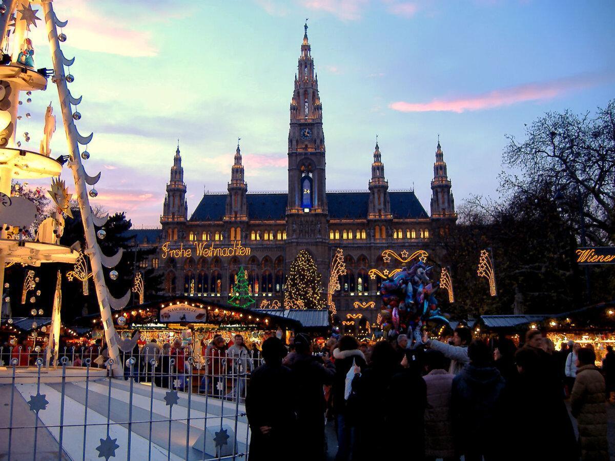 Marché de Noël illuminé devant l’hôtel de ville de Vienne