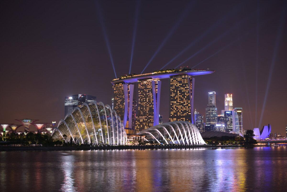 Marina Bay Sands et les serres de Gardens by the Bay à la tombée de la nuit
