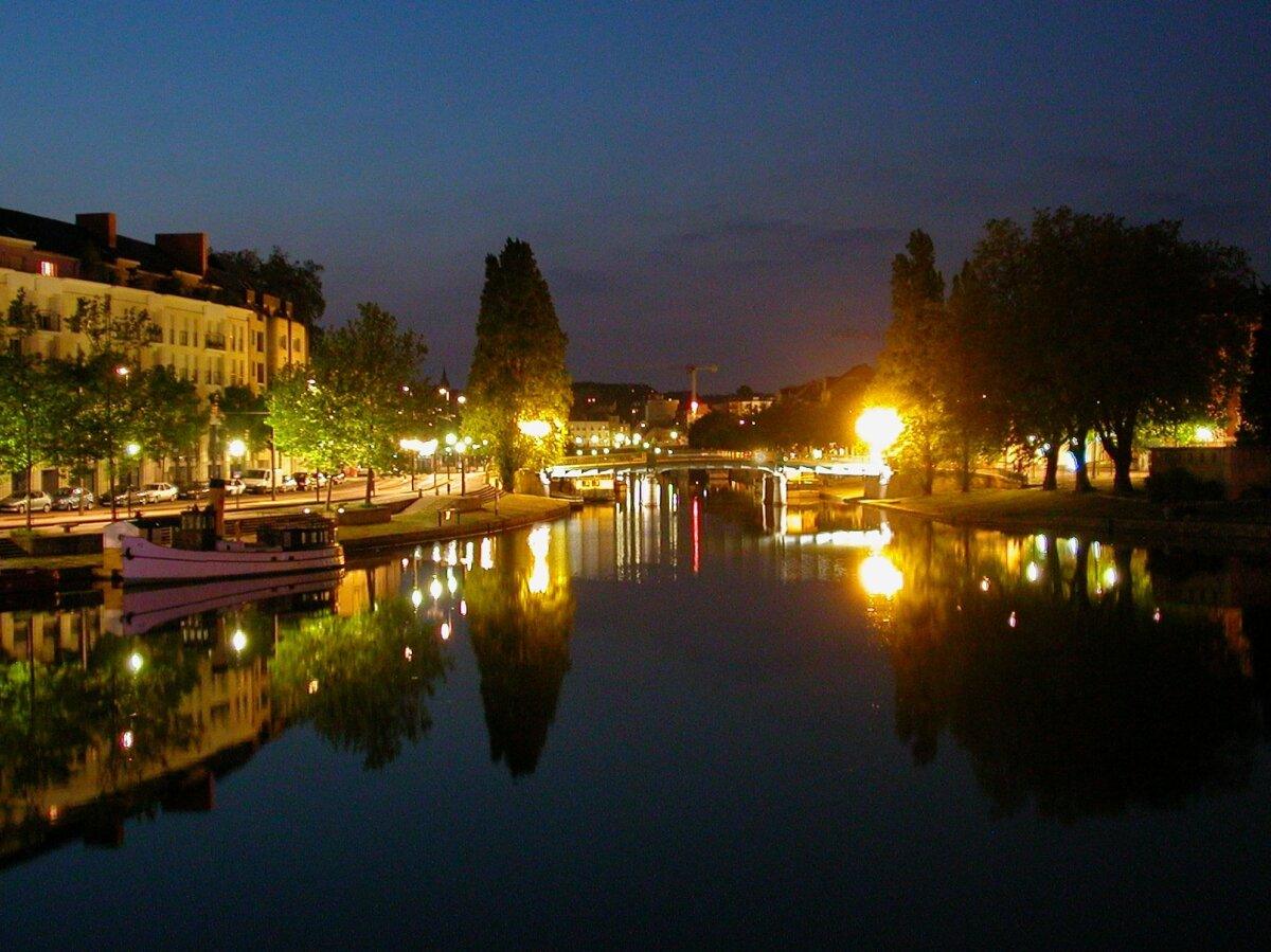 Nantes at night on the banks of the Erdre: urban and residential atmosphere