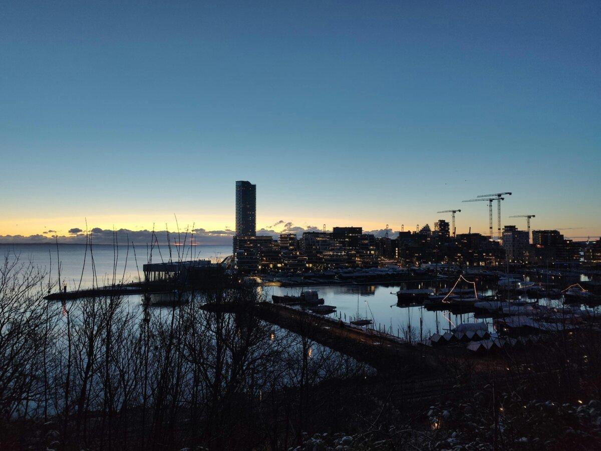 Coucher de soleil sur le port et la skyline moderne d'Aarhus