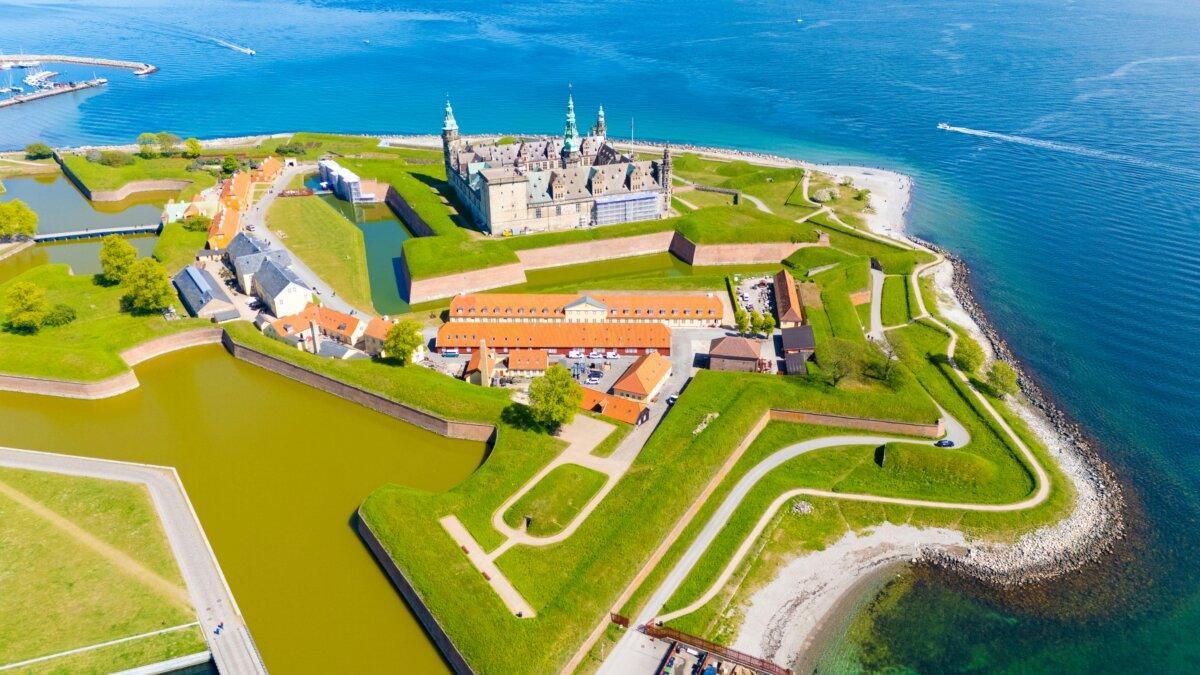 Vue aérienne du château de Kronborg et de ses remparts entourés d'eau
