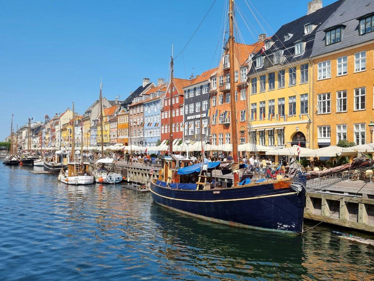 Canal de Nyhavn à Copenhague avec maisons colorées et bateaux