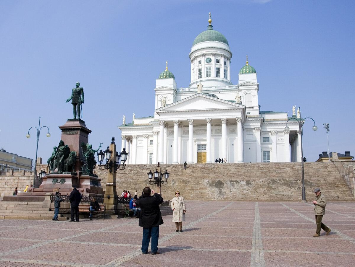 Senatsplatz und weiße Kathedrale von Helsinki bei sonnigem Wetter
