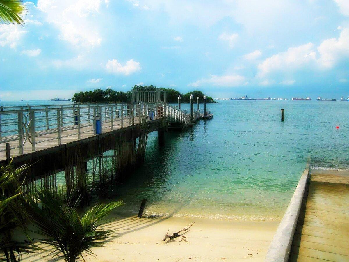 Plage de Siloso à Sentosa avec ponton et mer turquoise