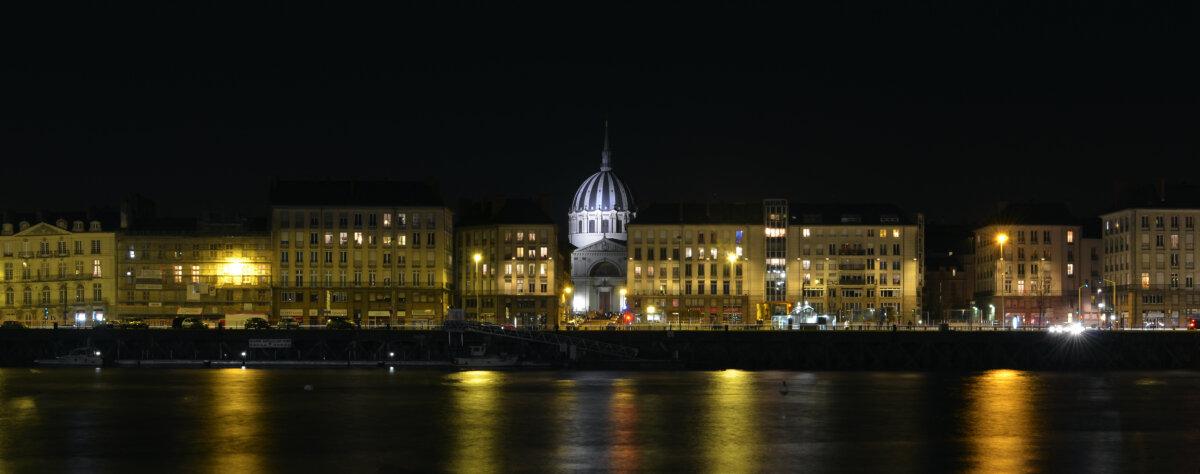 Quai de la Fosse in Nantes at night: banks of the Loire and urban life