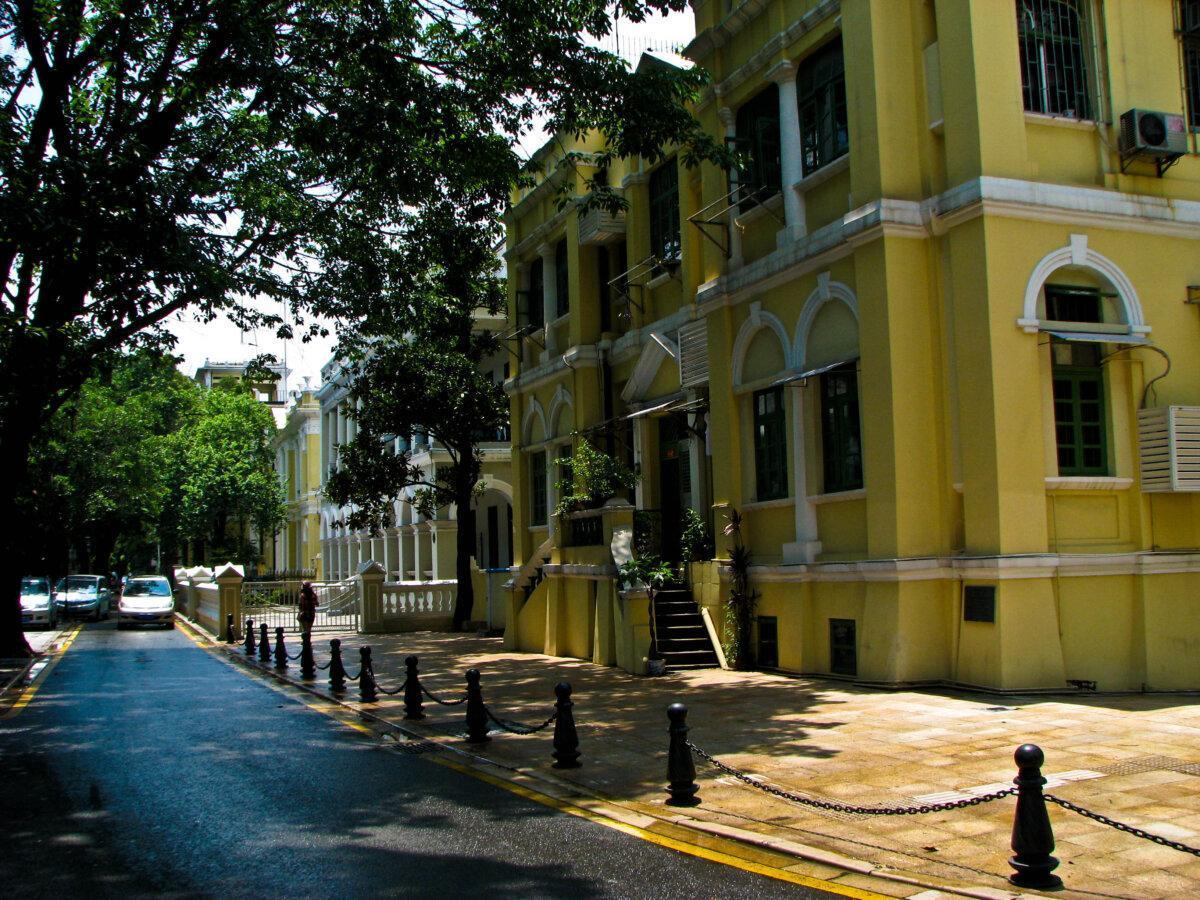 Calle bordeada de antiguos edificios coloniales en la isla de Shamian en Cantón