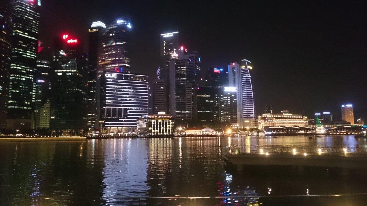 Skyline de Singapour illuminée la nuit vue depuis Marina Bay