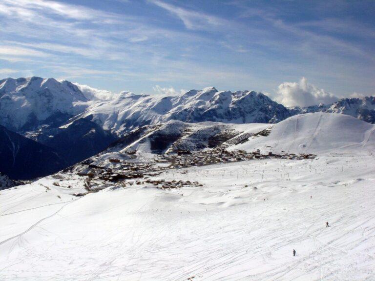 Station de ski de l’Alpe d’Huez vue depuis les hauteurs en hiver