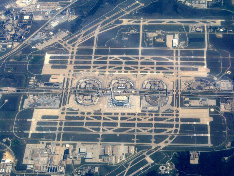 Vue aérienne de l'aéroport Dallas–Fort Worth avec ses pistes et terminaux en anneau