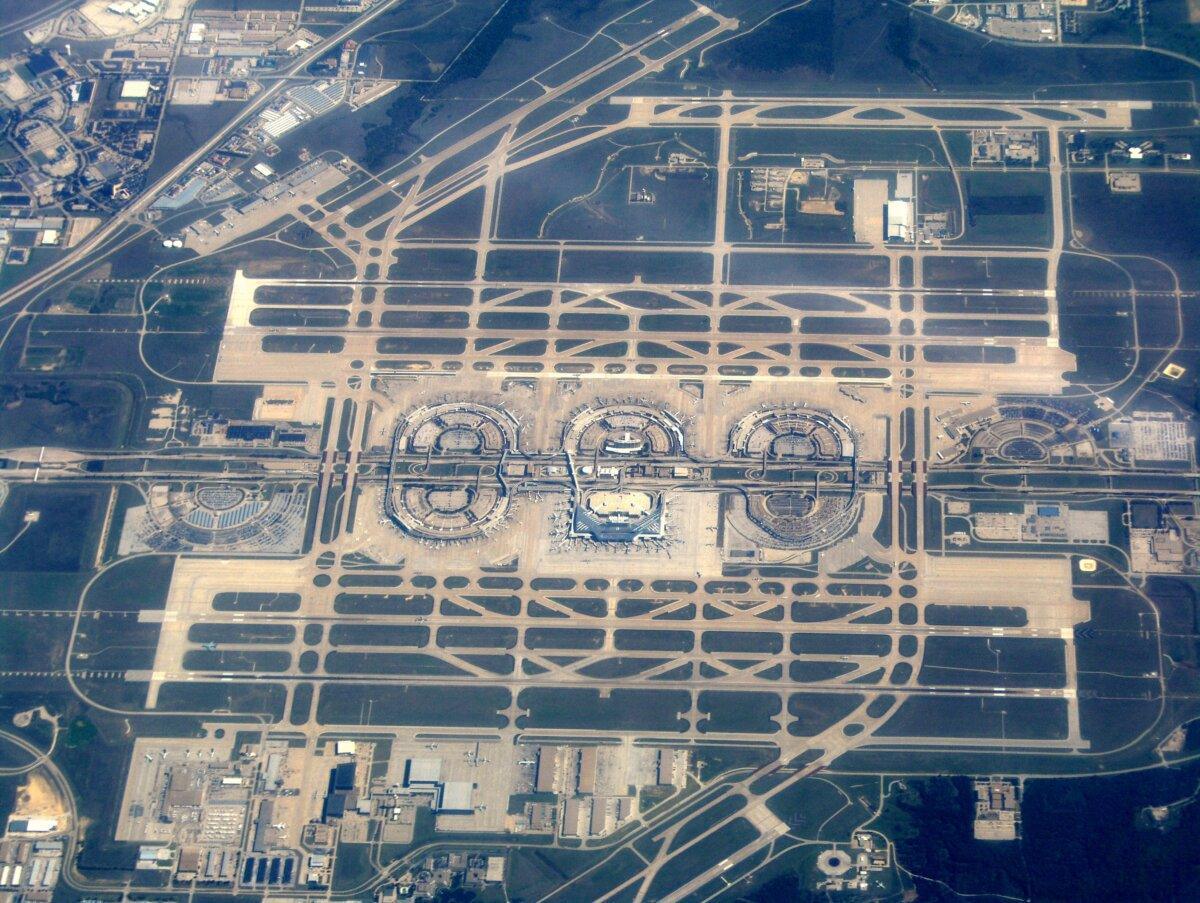 Vue aérienne de l'aéroport Dallas–Fort Worth avec ses pistes et terminaux en anneau