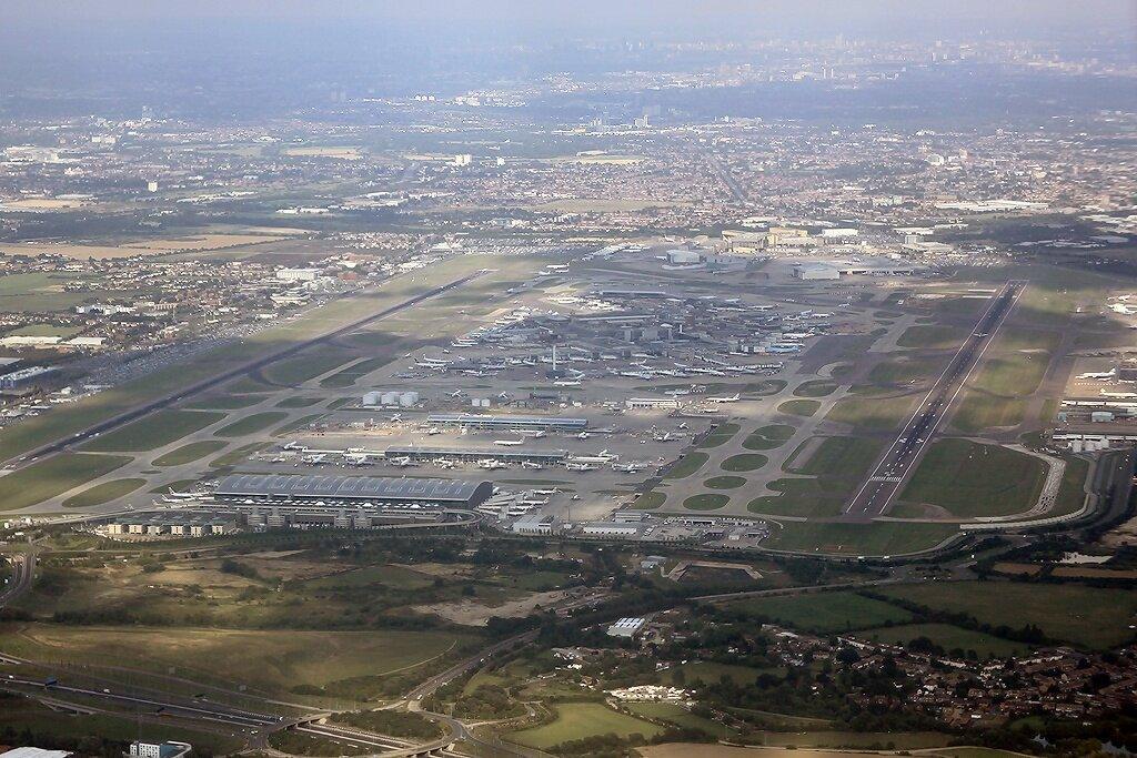 Vue aérienne de l'aéroport de Londres Heathrow avec ses pistes parallèles et terminaux