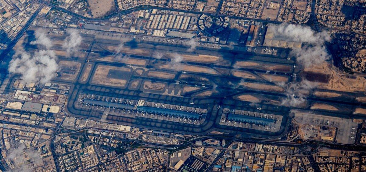 Vue aérienne de l'aéroport international de Dubaï avec ses pistes et terminaux modernes