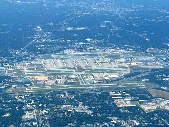 Vue aérienne de l'aéroport international Hartsfield–Jackson Atlanta en 2024, premier aéroport mondial par trafic de passagers