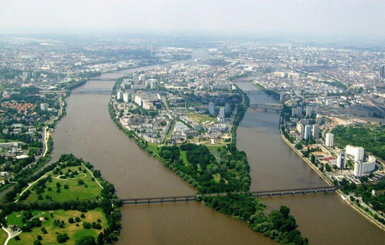 Vue aérienne de l’Île de Nantes et des bras de la Loire