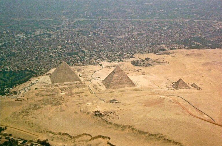 Vue aérienne du plateau de Gizeh avec les pyramides et la ville du Caire
