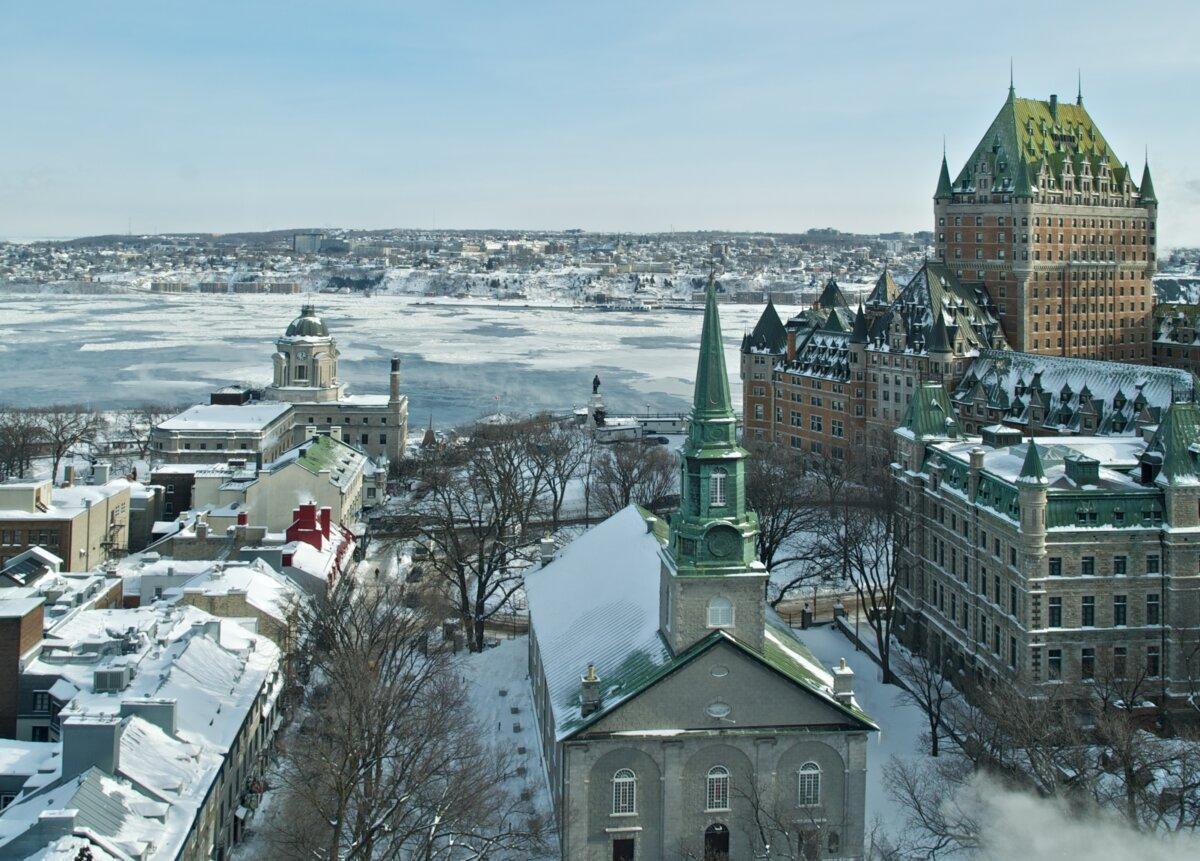Vue hivernale de Québec avec neige et fleuve gelé