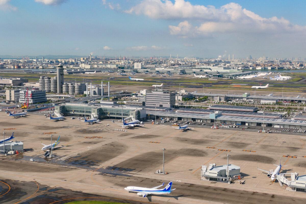 Vue satellite du terminal de l'aéroport de Tokyo Haneda avec avions au sol et pistes