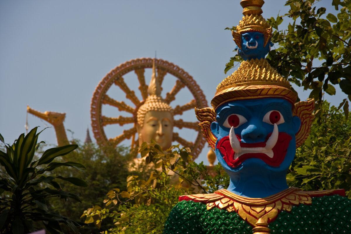 Statue and guardian at the Big Buddha temple (Wat Phra Yai) in Koh Samui