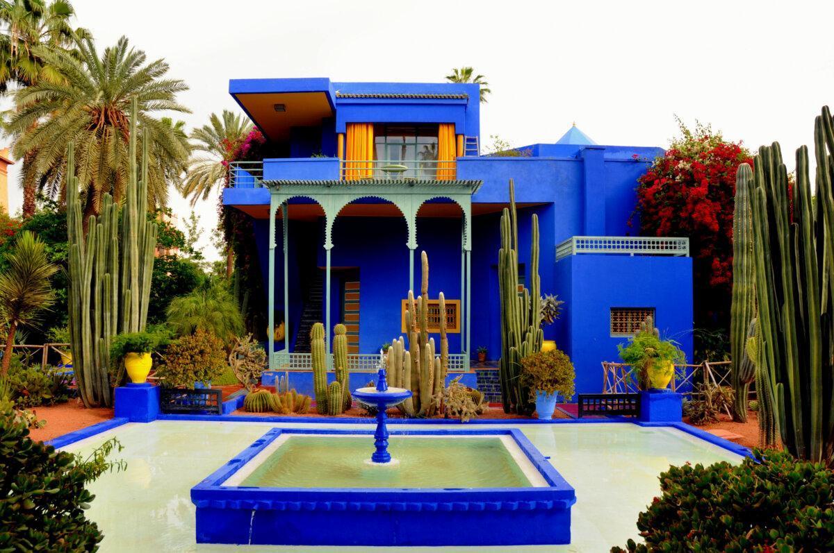 Bâtiment bleu emblématique du Jardin Majorelle à Marrakech, entouré de cactus et palmiers