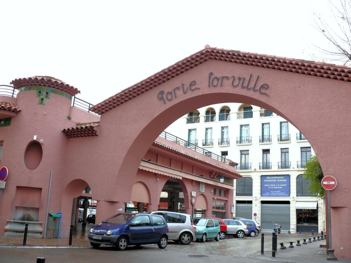 Entrada del Mercado Forville en Cannes, arco y edificios alrededor