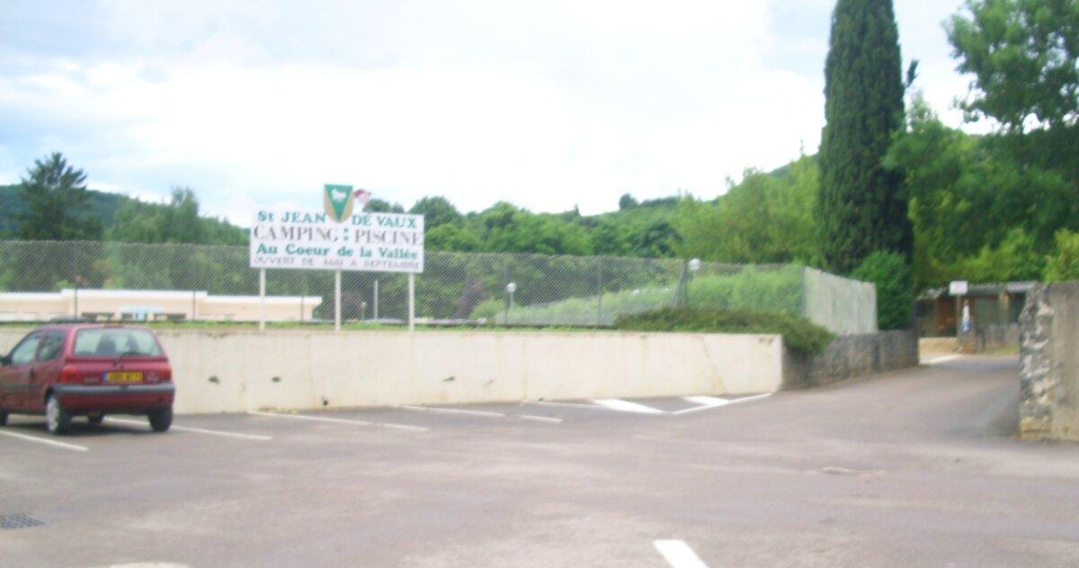 Entrada de un camping con señalización y acceso vial