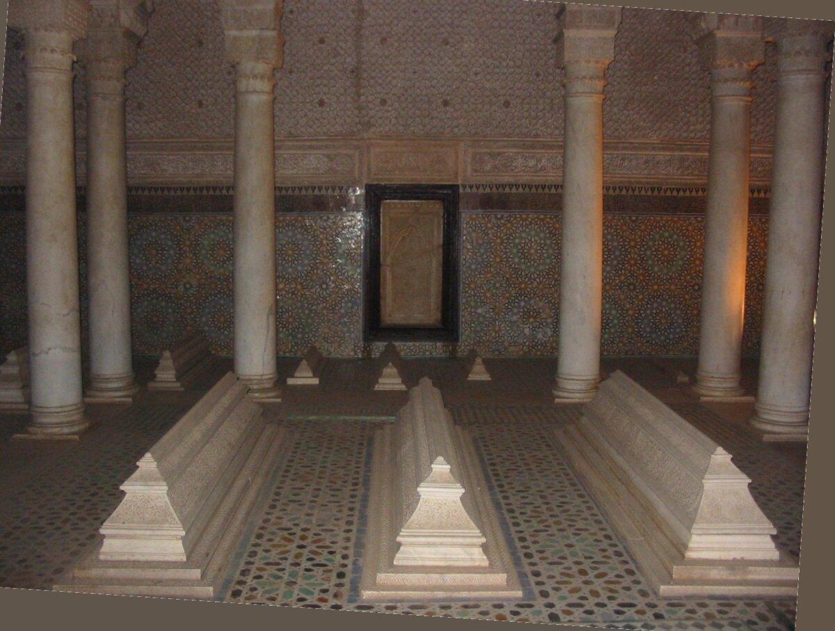 Intérieur des Tombeaux Saadiens à Marrakech avec colonnes et décorations