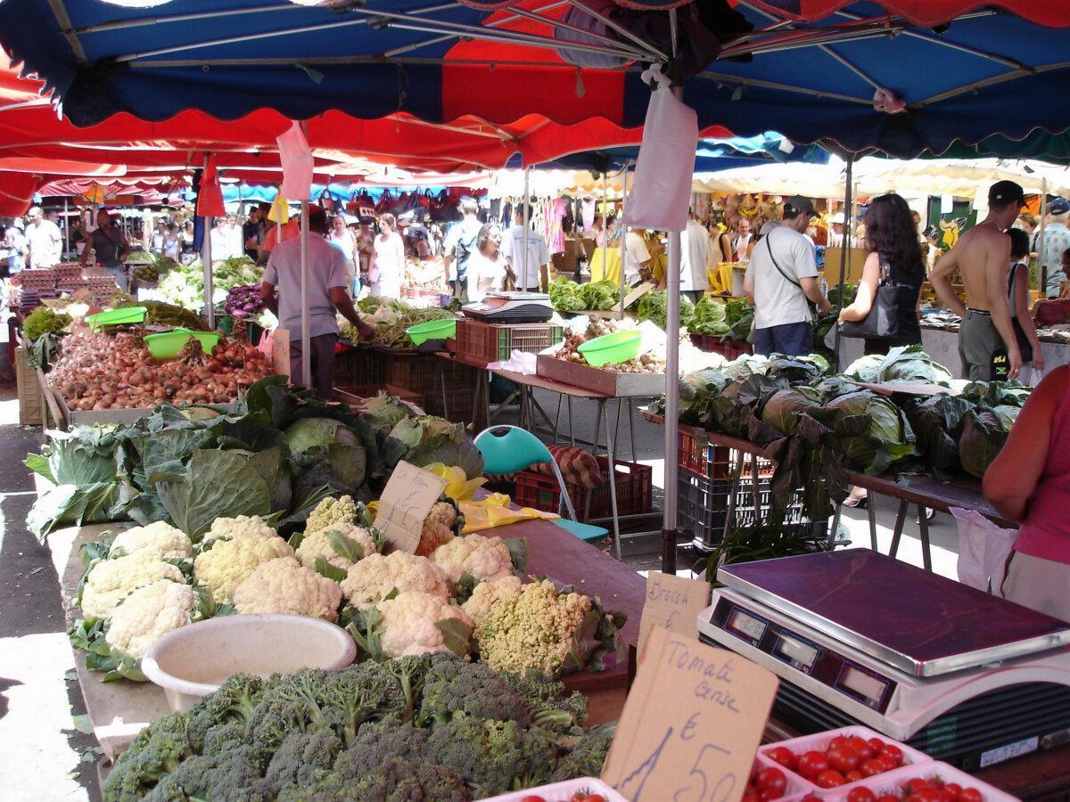 Mercado de Saint-Paul en La Reunión, puestos de verduras y ambiente colorido