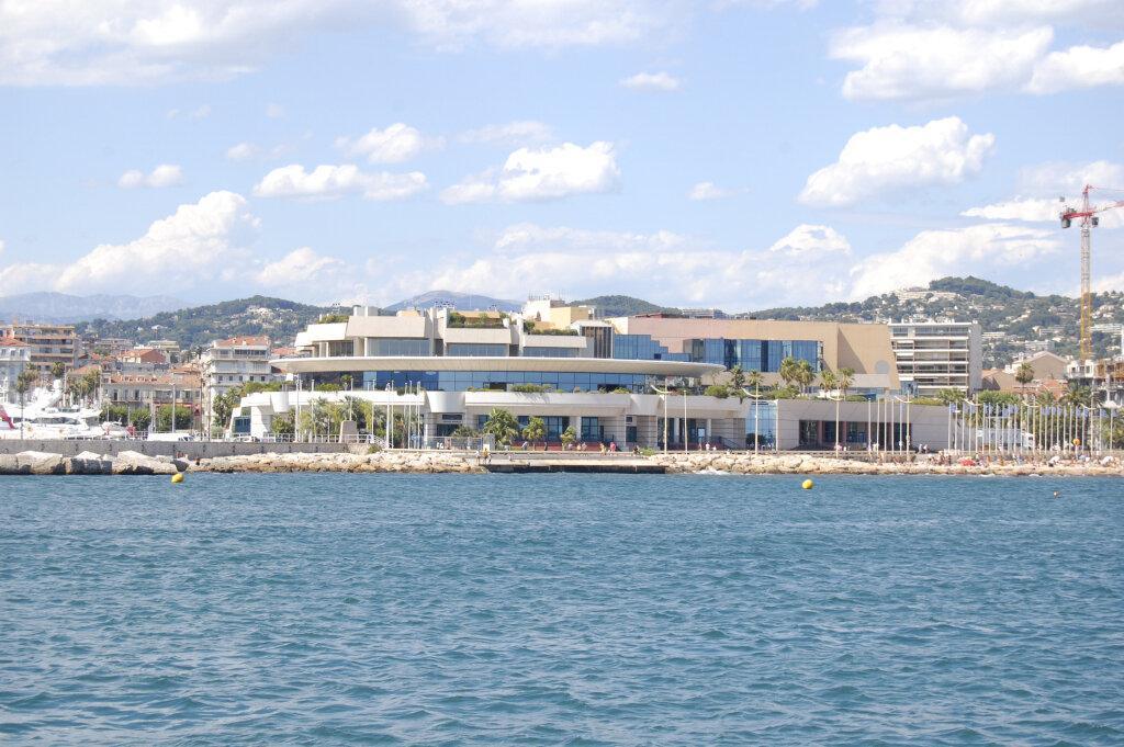 Palacio de los Festivales y Congresos de Cannes visto desde el mar