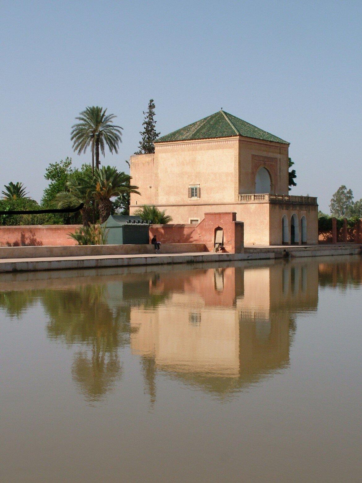 Pavillon et bassin des jardins de la Ménara à Marrakech, avec reflet dans l’eau