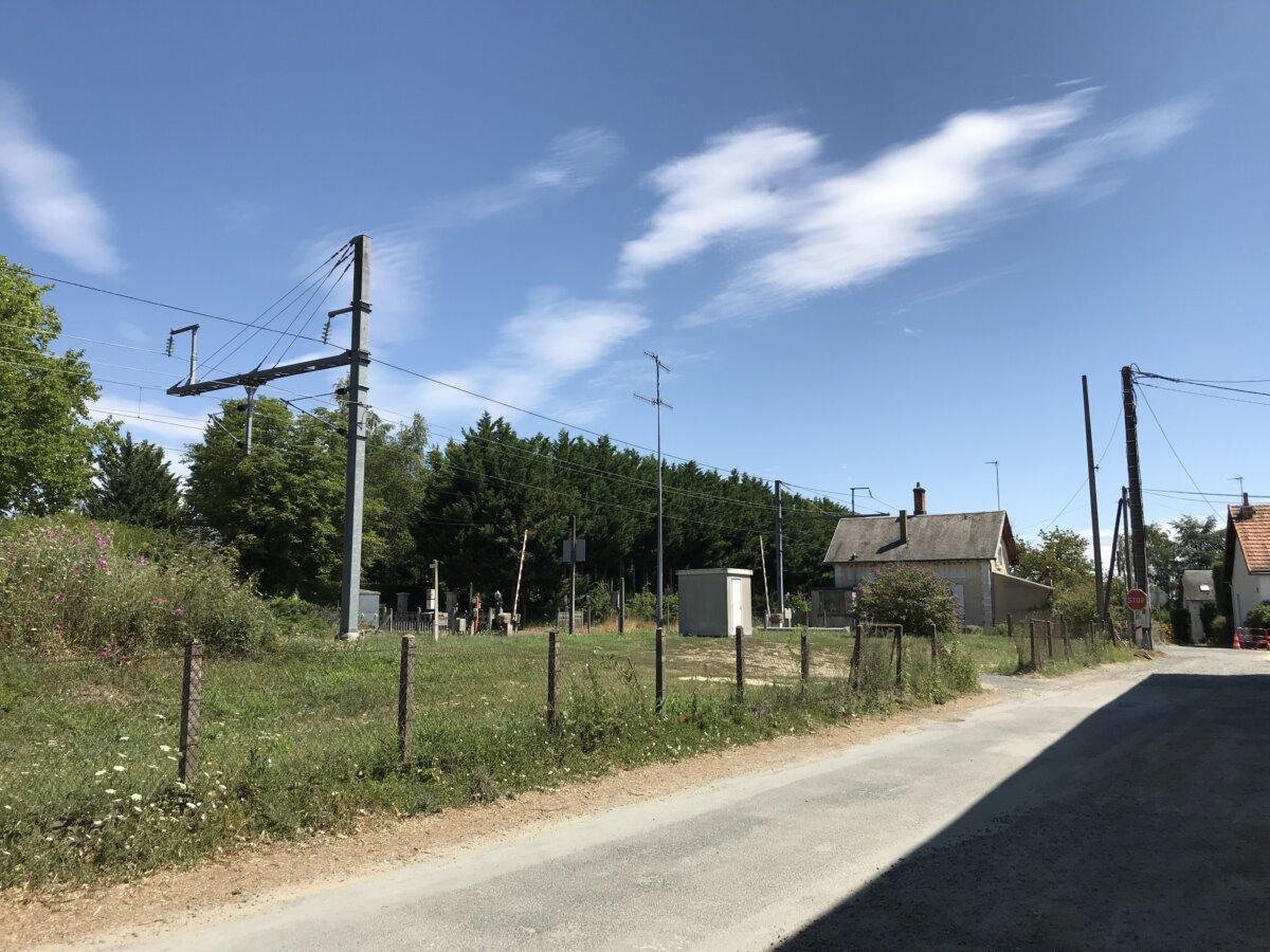 Paisaje rural cerca de un camping en Francia, carretera y vegetación