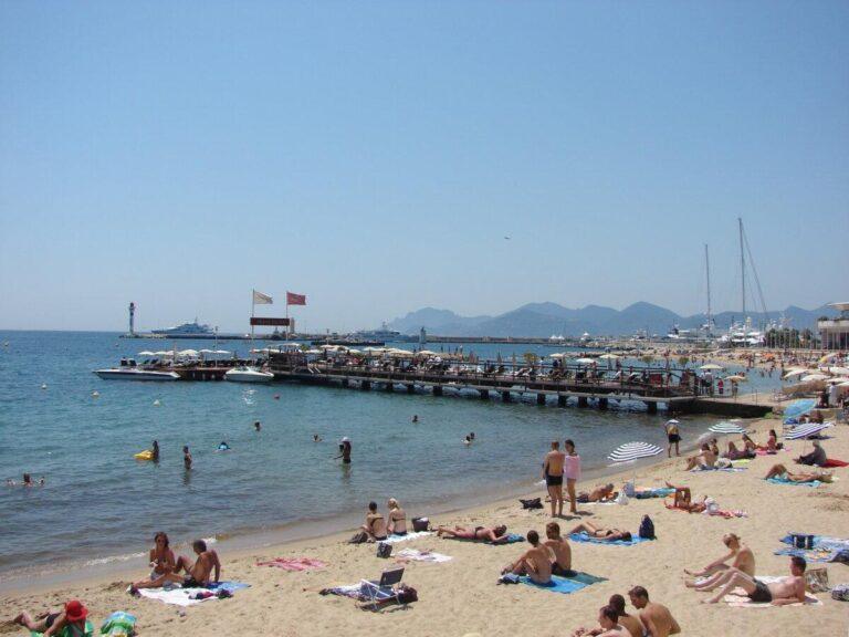 Plage de la Croisette à Cannes, sable, mer calme et jetée