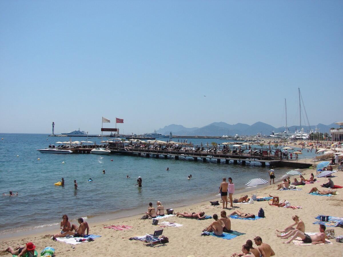 Plage de la Croisette à Cannes, sable, mer calme et jetée